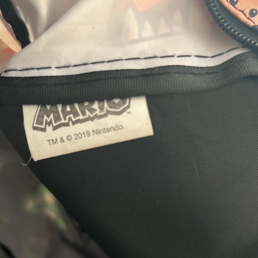 Super Mario backpack, Front zipper pocket. Exterior in excellent condition - Picture 9 of 10